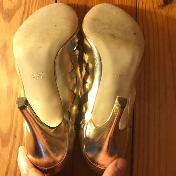 Audrey Brooke Gold Scalloped Heels, EUC, 7.5 - Picture 7 of 15
